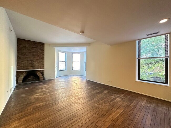 Building Photo - 605 W Surf St