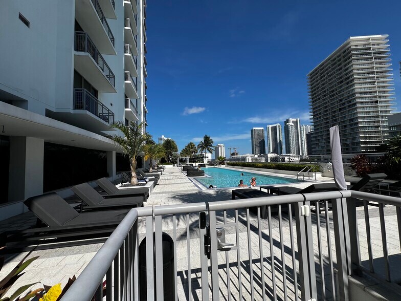 Building Photo - 208 NE 35th Ter