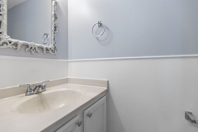 Building Photo - Beautifully maintained END UNIT townhouse in Robin meadows ready for you now!