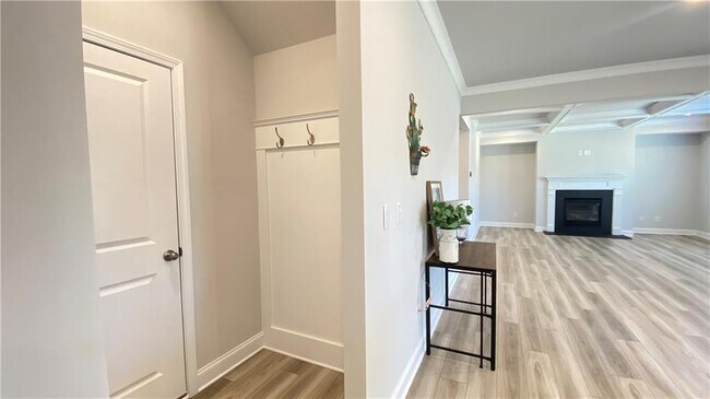 Building Photo - 4570 Silver Oak Dr SW
