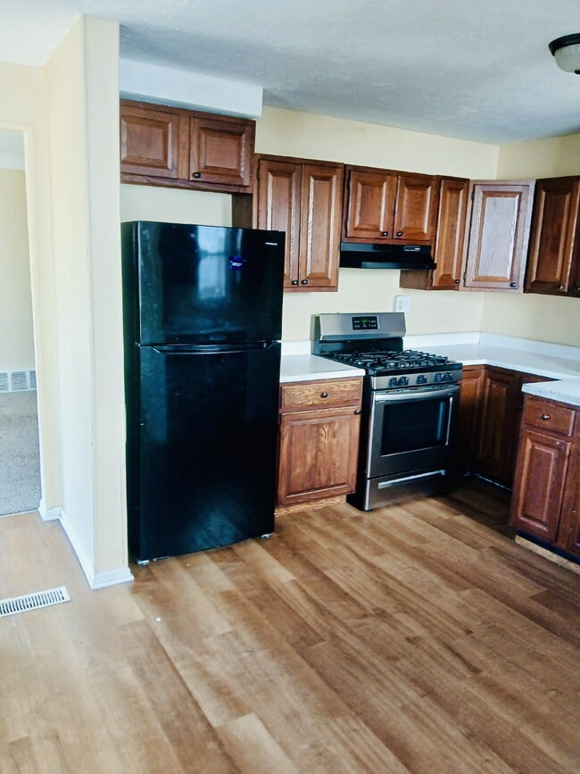 Building Photo - 21465 Syracuse Ave