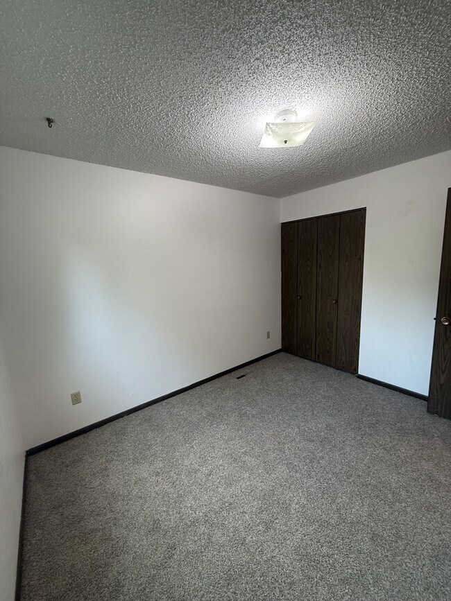 Building Photo - 3915 Southlawn Rd