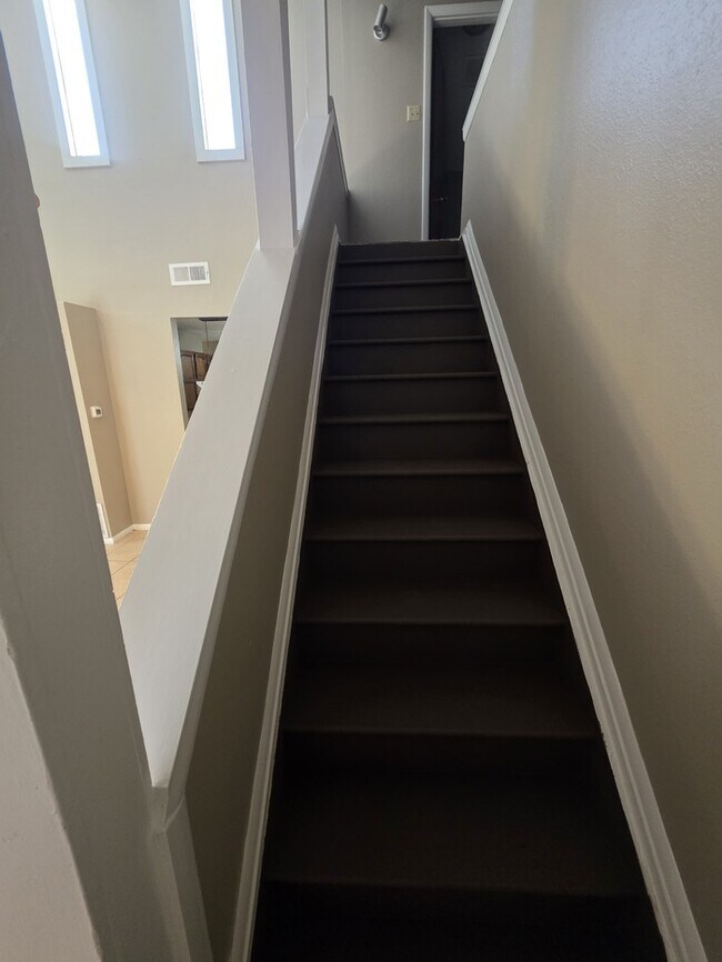 Building Photo - 2 story townhome, 3 bed 2 bath