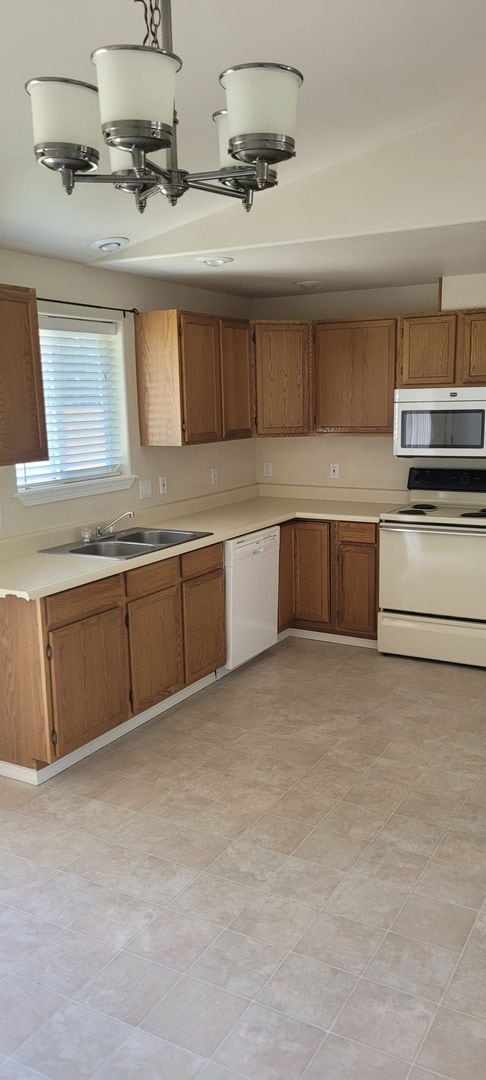 Building Photo - Cozy home on large lot w/fenced backyard