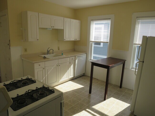 Building Photo - 36 Standish St