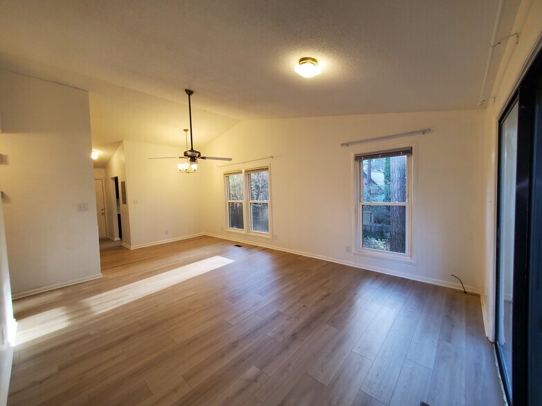 Building Photo - 3 Baytree Ct