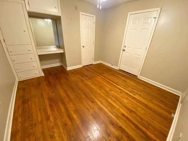 Building Photo - 2BR/1BA Duplex Near McNeese State University