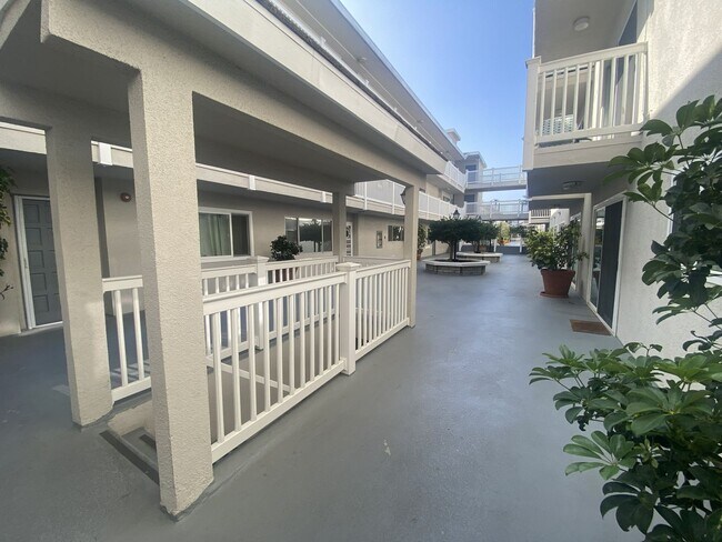 Building Photo - 2 Bedroom Hermosa Beach Condo - Close to Everything!