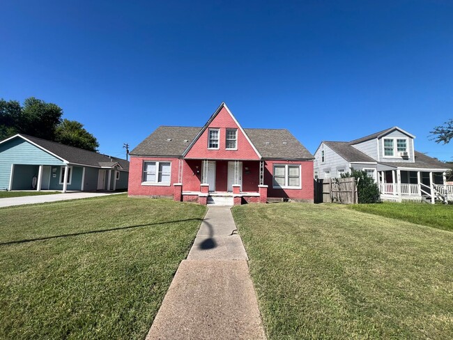 Primary Photo - 2 bedroom 1 1/2 bath Duplex