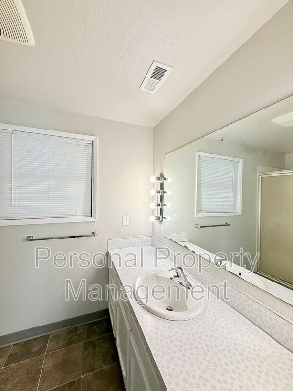 Building Photo - 4603 NE 122nd Ave