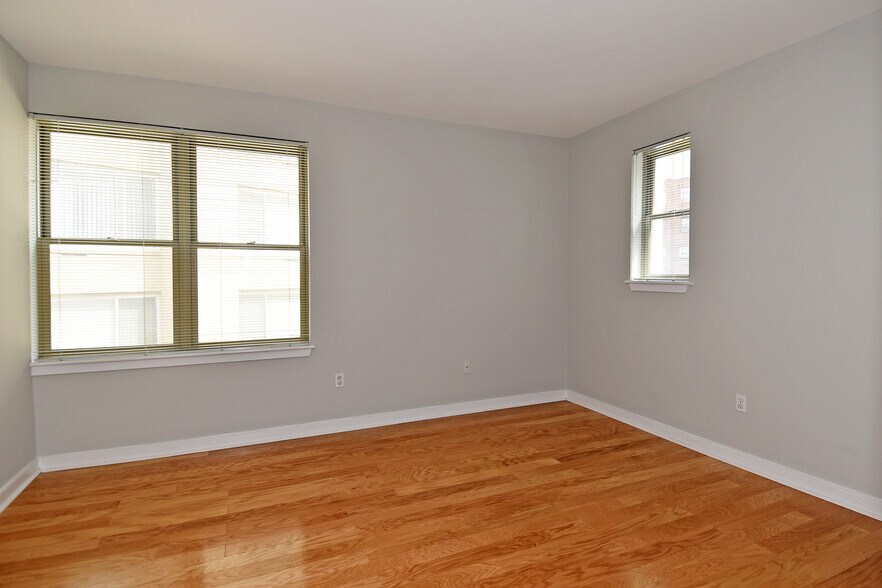 BR #1 Large Corner BR w/4 windows - 1445 N St NW