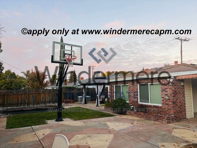 Building Photo - Charming 3 Bedroom Home with Bonus Room & ...