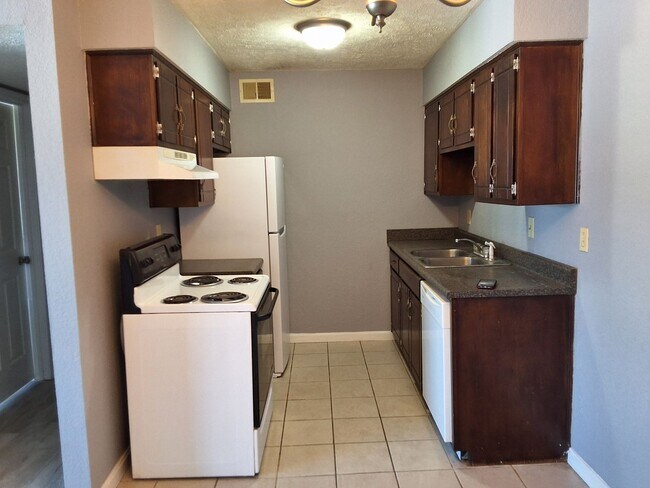 Building Photo - Cozy & Comfy 2 Bed, 1 Bath 365-12 Elmwood Dr