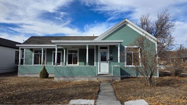 Building Photo - PET FRIENDLY 3 BEDROOM, 2 BATHROOM, DOWNTOWN LOCATION!