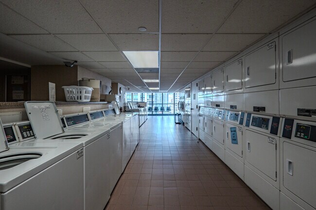 Building Photo - 10 E Ontario St