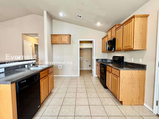 Building Photo - 3 Bed/2 Bath Home with Fenced Yard & Garage / Pet-Friendly / Available Now!