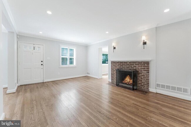 Building Photo - 1709 Patrick Henry Dr