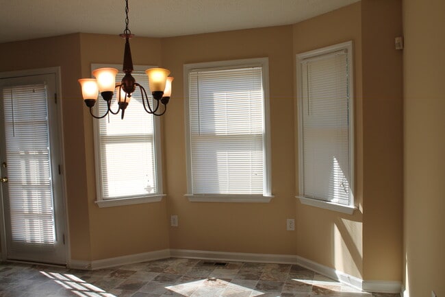 Building Photo - 3 Bed, 2 Bath Beautiful Home. (VIDEO TOUR)