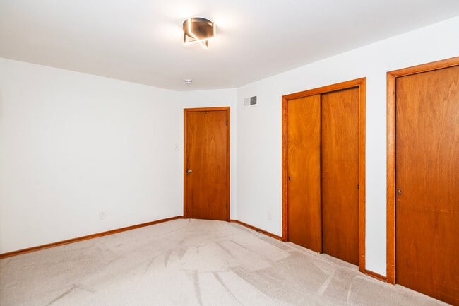 Building Photo - Lovely 3 Bedroom 1 Bathroom Home