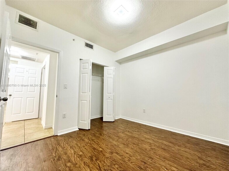 Building Photo - 10870 NW 88th Ter