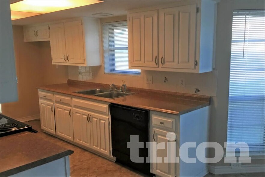 Building Photo - 1301 Willow Way