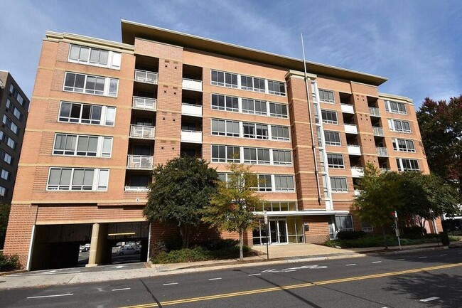 Building Photo - Terrific Two-Bedroom Condo Steps from the ...