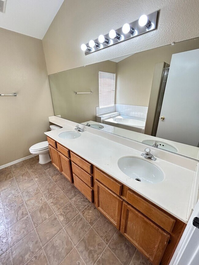 Building Photo - Gorgeous 4-bedroom home with a pool!