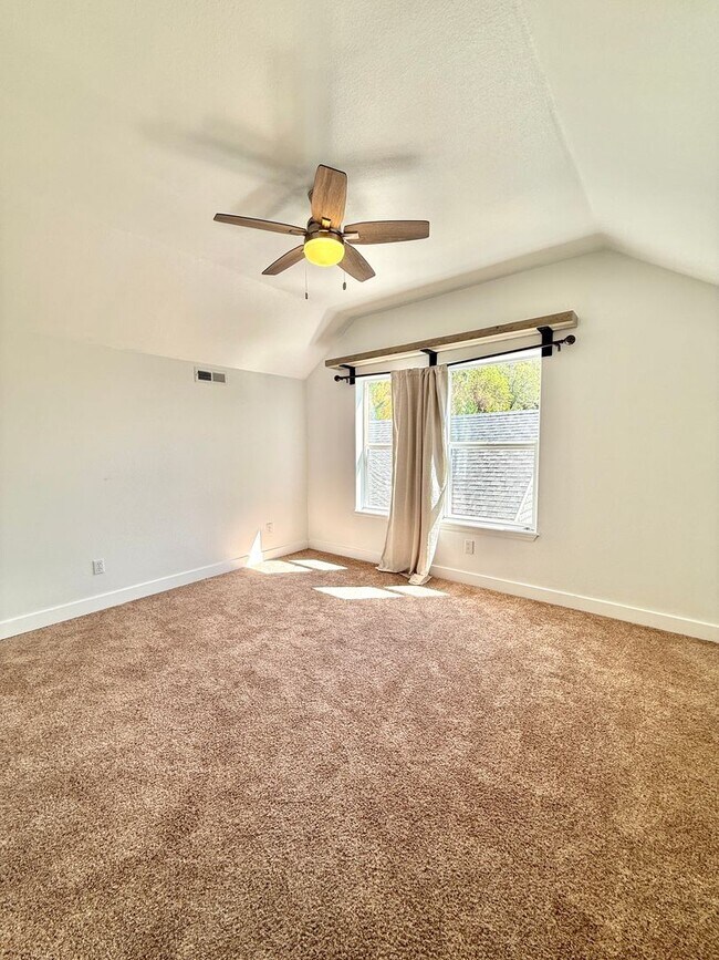 Building Photo - 901 Manzanita Dr