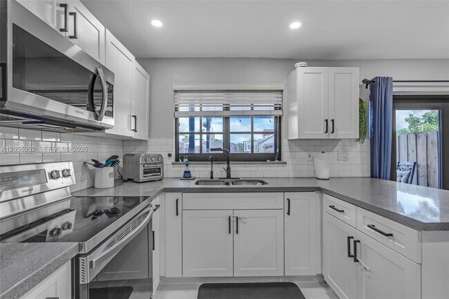 Building Photo - 5725 SW 132nd Ct