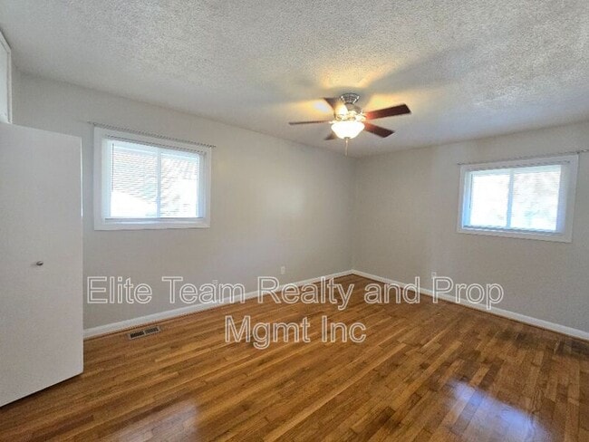 Building Photo - 910 Holly Dr