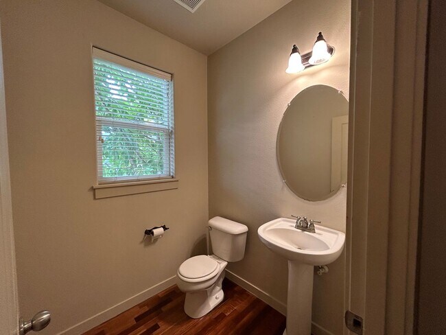 Building Photo - Spacious 4 Bed, 2.5 Bath Home!