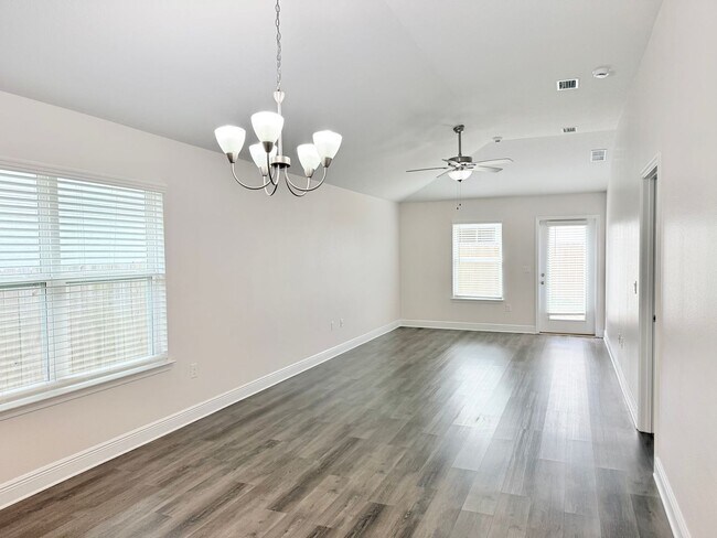 Building Photo - 3-Bedroom Home - Commanders Cove