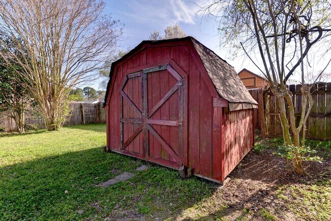 Building Photo - 910 Charlotte Dr