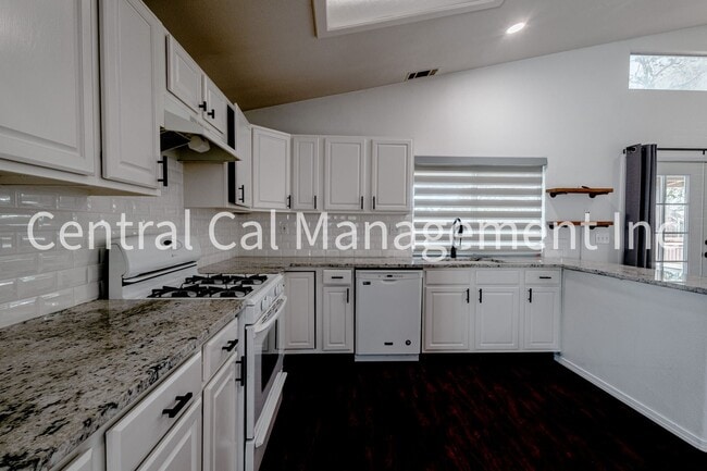 Building Photo - 4 Bedroom/2 Bath Home in Desired Riverlakes Community - $2495 per month!