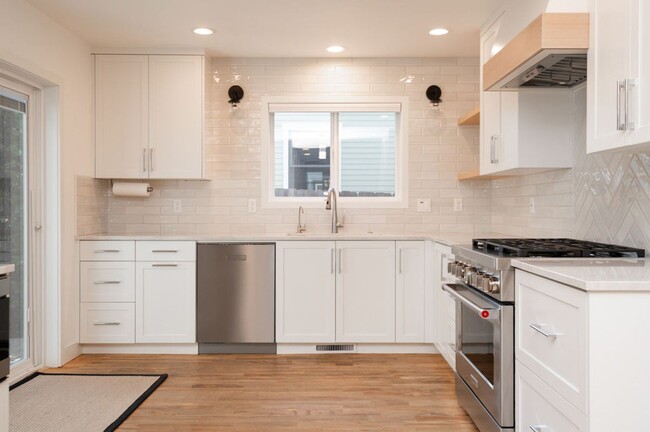 Building Photo - Quintessential Bend Living - 3 Bed | 2 Bat...
