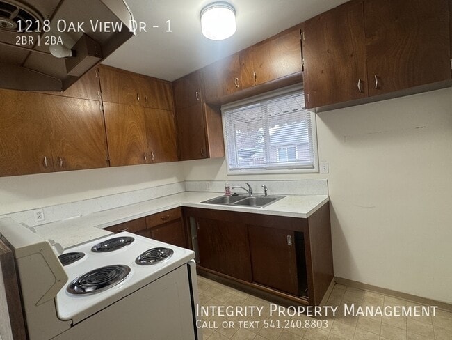 Building Photo - 1218 Oak View Dr