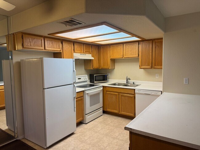 Building Photo - Two Bedroom Two Bathroom Fully Furnished Condo