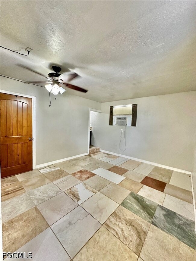 Building Photo - 907 Laredo Ave