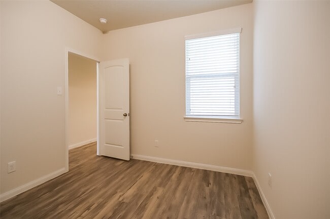 Building Photo - 705 Fallow Ln