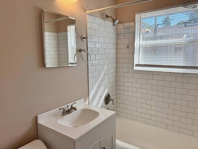 Building Photo - 102 Ave G