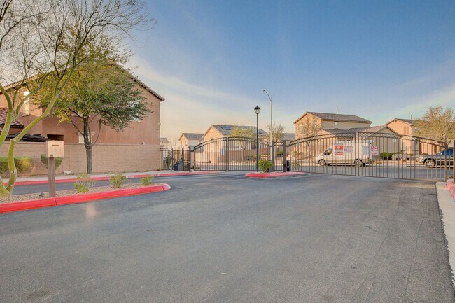 Building Photo - Stunning 3 Bed Home with Loft, Den & Upgraded Kitchen