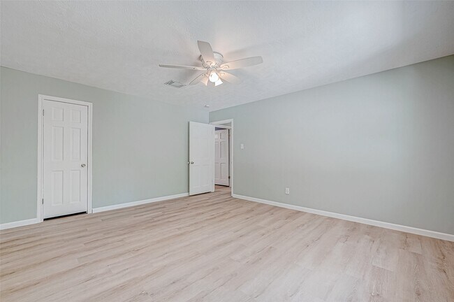 Building Photo - 8110 Bent Oak Ln