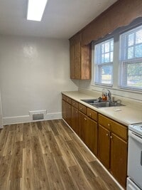 Building Photo - Historic Charm: walk to town