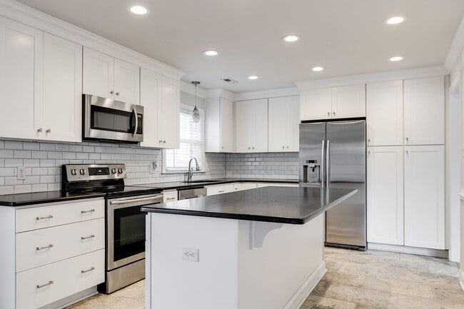 Building Photo - 3 Bedroom Rancher in Chesterfield! ***Avai...
