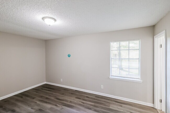 Building Photo - 1316 Airport Ln SW