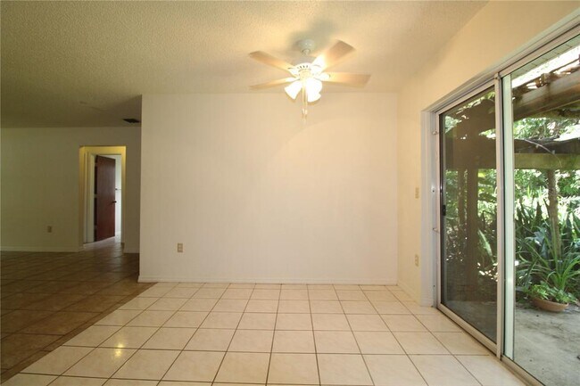 Building Photo - 1819 Vamo Dr