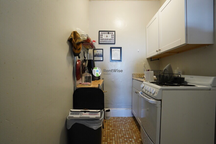 Building Photo - 40 Anderson St