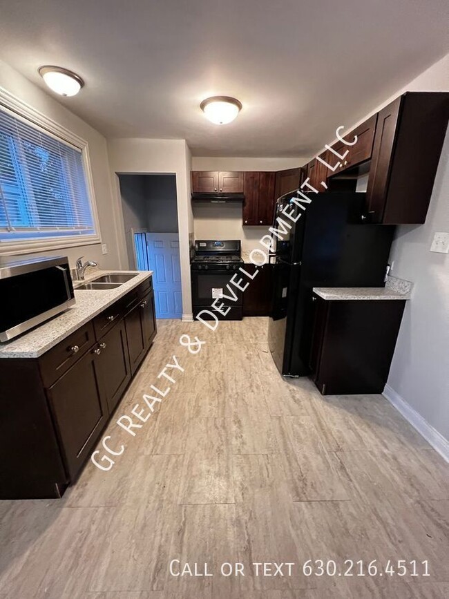 Building Photo - ***DETACHED HOME - DOLTON / 3 BDRM - 1 BTH...