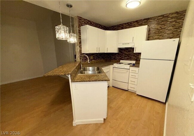 Building Photo - 460 Elm Dr