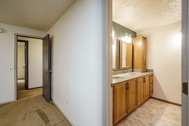 Building Photo - 3 Bedroom 2 Bath Single Level with Fence B...